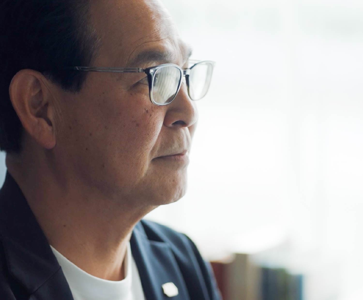 尾林代表が一点を見つめています
